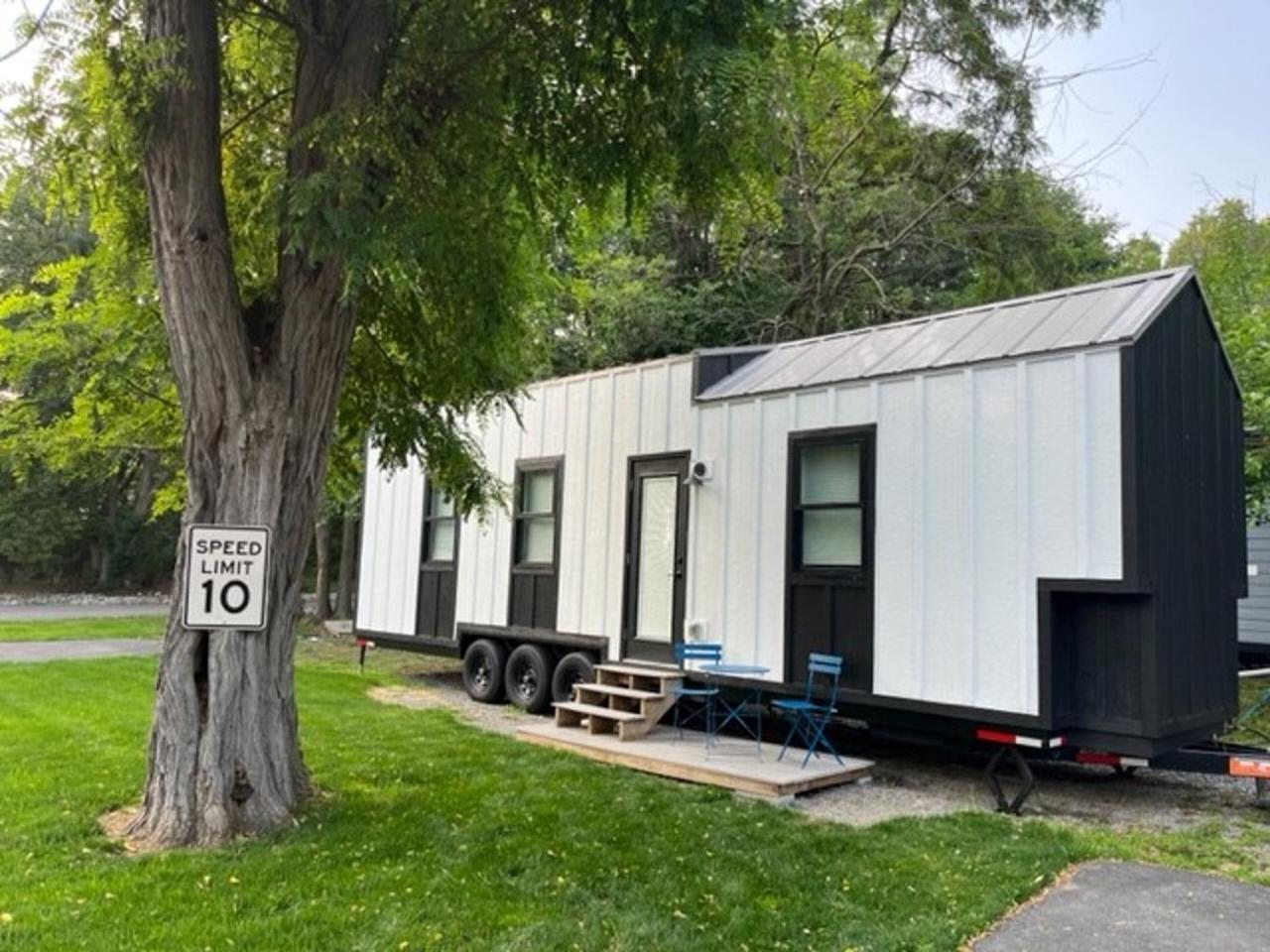 The Endeavor Tiny Home! Elizabethtown Exteriör bild
