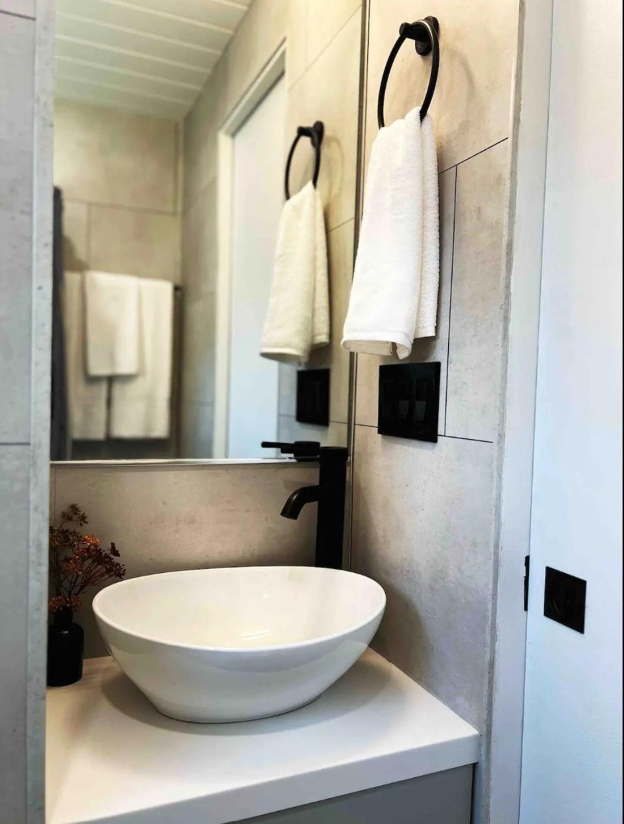 The Endeavor Tiny Home! Elizabethtown Exteriör bild